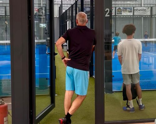 Professeur de padel – école de padel – oustal padel carcassonne Professeur de padel durant un cours de padel